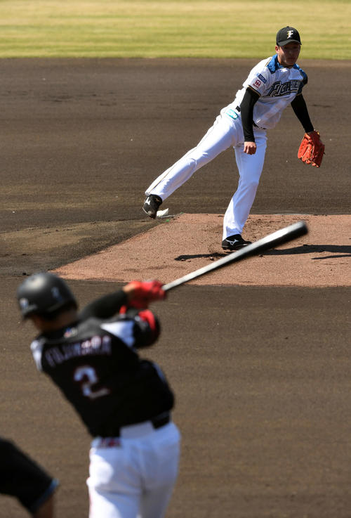 イースタンリーグ　日本ハム対ロッテ　1回表ロッテ無死、藤原を三振に仕留める吉田（右）（撮影・横山健太）
