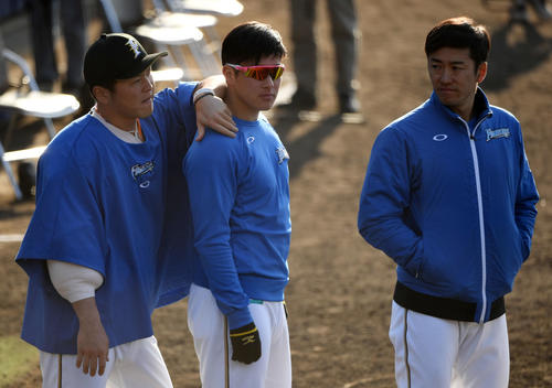 イースタンリーグ　日本ハム対ロッテ　ロッテに勝利しナインを出迎える、左から日本ハム生田目、吉田、斎藤（撮影・横山健太）