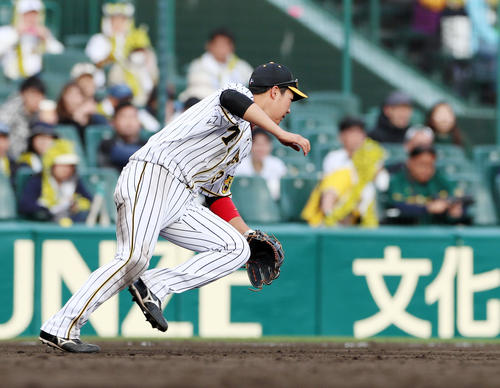 阪神対中日　8回表中日無死一塁、大山は京田の打球をエラーする（撮影・加藤哉）
