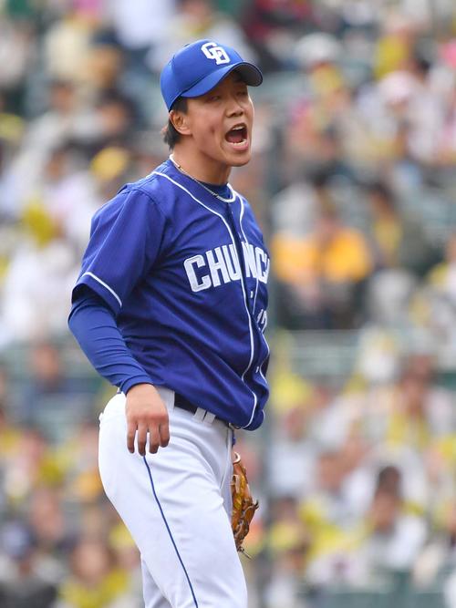 阪神対中日　5回裏阪神2死、北條史也から三振を奪い雄たけびをあげる柳裕也（撮影・上田博志）