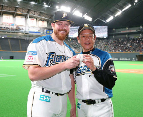 日本ハム対ロッテ　来日初勝利を挙げたバーベイト（左）を祝福する栗山監督（撮影・黒川智章）
