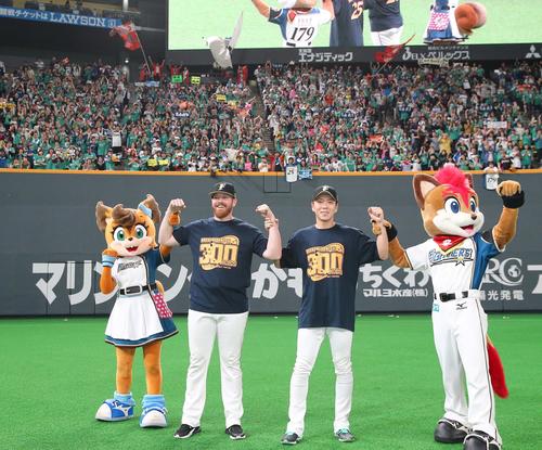 日本ハム対ロッテ　試合後、笑顔を見せるバーベイト（左）と宮西（撮影・黒川智章）