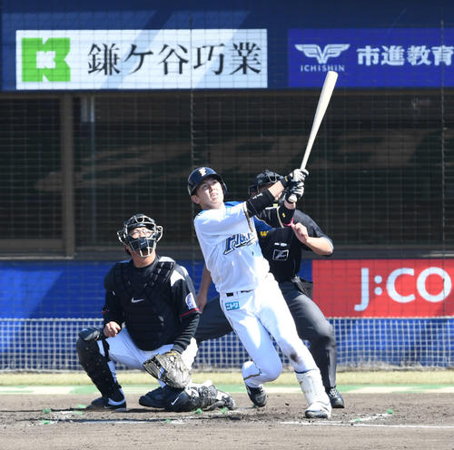 イースタン　日本ハム対ロッテ　2回裏日本ハム2死、清水は左越えソロ本塁打を放つ（撮影・山崎安昭）