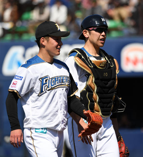 イースタンリーグ　日本ハム対ロッテ　3回表を終え会話を交わし引き揚げる日本ハム吉田（左）と清水（撮影・横山健太）