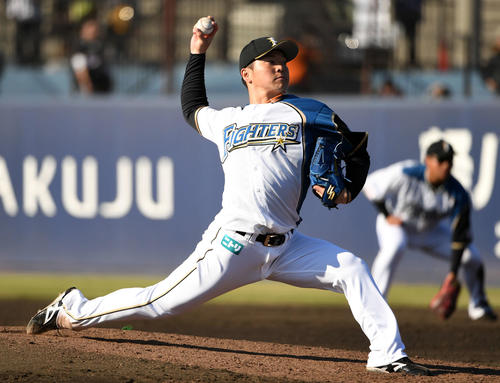 イースタンリーグ　日本ハム対ロッテ　8回表から4番手として登板した日本ハム生田目（撮影・横山健太）