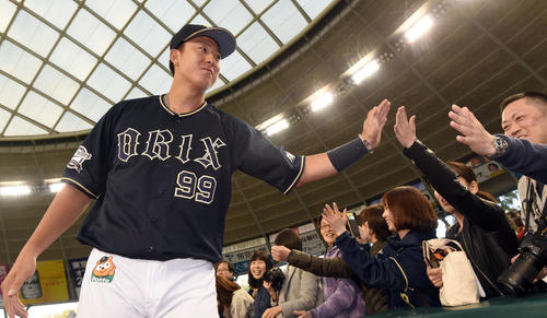 西武対オリックス　2本の本塁打を放ち、ファンとハイタッチするオリックス杉本（撮影・たえ見朱実）