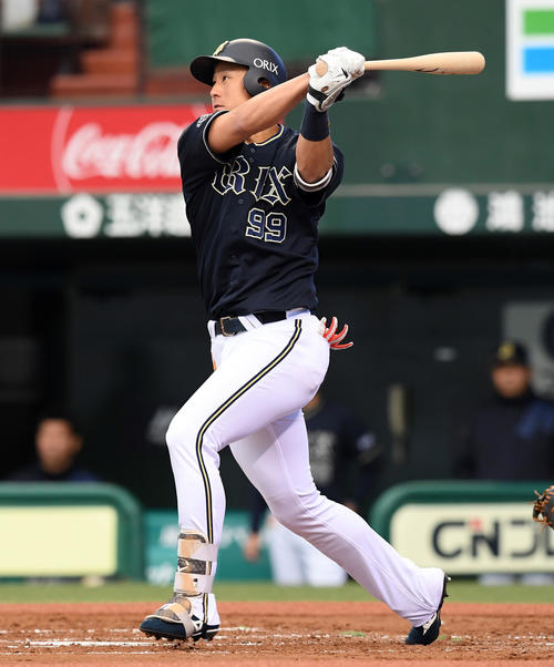 西武対オリックス　3回表オリックス無死一塁、中越えに今季1号の2点本塁打を放つ杉本（撮影・たえ見朱実）