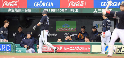 西武対オリックス　3回表オリックス無死一塁、中越えに今季1号の2点本塁打を放った杉本裕太郎は「サイレントトリートメント」で出迎えられる（撮影・たえ見朱実）