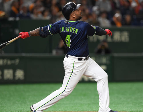 巨人対ヤクルト　7回表ヤクルト2死一、二塁、中越え3点本塁打を放つバレンティン（撮影・鈴木みどり）
