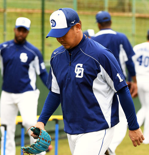 キャッチボールを取りやめ北谷公園野球場を出る松坂大輔（2019年2月11日撮影）