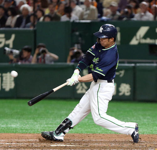 巨人対ヤクルト　4回表ヤクルト無死、バレンティンに続き、ソロ本塁打を放つ雄平（撮影・狩俣裕三）