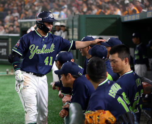 巨人対ヤクルト　4回表ヤクルト無死、バレンティンに続き、ソロ本塁打を放ち、ベンチに迎えられ笑顔を見せる雄平（左）だったが、途中からサイレントトリートメントに変わり、苦笑いする（撮影・狩俣裕三）