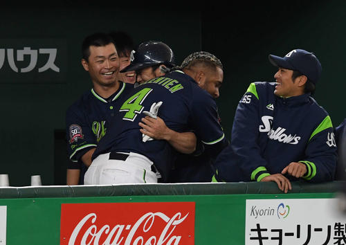 巨人対ヤクルト　4回表ヤクルト無死、右越えソロ本塁打を放ちベンチへ戻った雄平（中央左）はバレンティン（同右）とハグ（撮影・鈴木みどり）