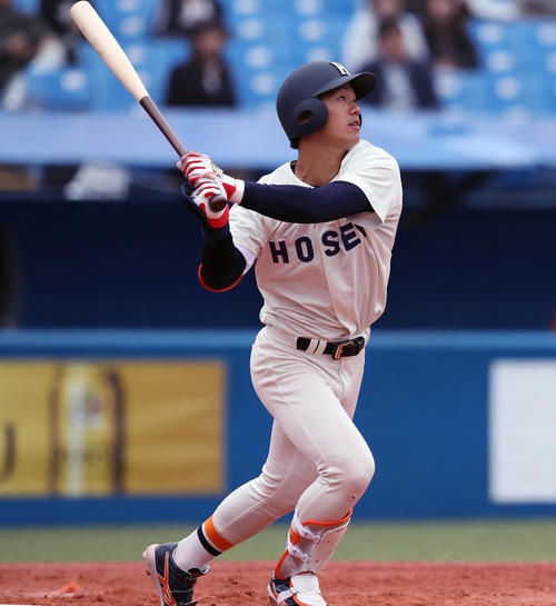 法大対東大　4回表法大、右越え3点本塁打を放つ福田（撮影者・大野祥一）