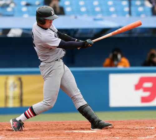 立大対慶大　3回裏慶大、適時二塁打を放つ中村（撮影者・大野祥一）