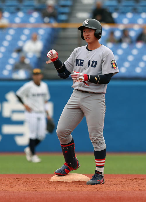 立大対慶大　7回裏慶大2死二、三塁、代打で左越え適時二塁打を放った福井（撮影者・大野祥一）