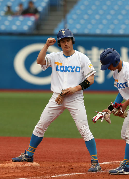 法大対東大　1回裏東大1死二塁、先制の中前適時打を放ち、ガッツポーズする辻居（撮影者・大野祥一）