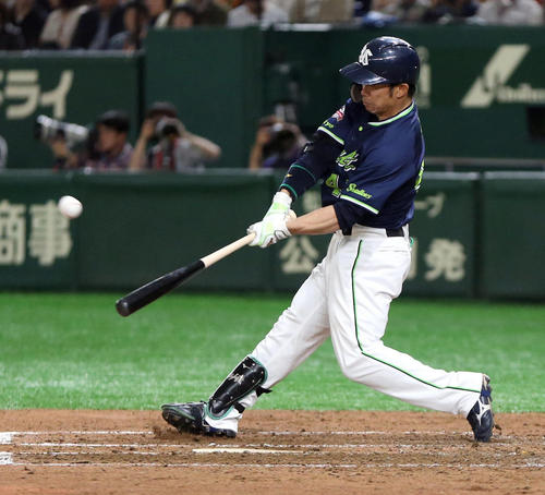4回表ヤクルト無死、バレンティンに続き、ソロ本塁打を放つ雄平（撮影・狩俣裕三）