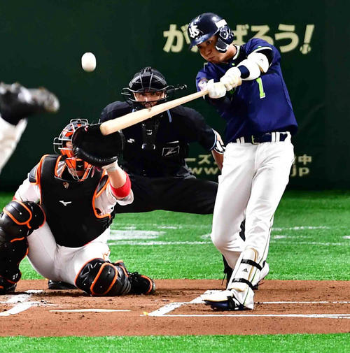 1回表ヤクルト1死三塁、山田哲は中越えに先制2点本塁打を放つ（撮影・小沢裕）