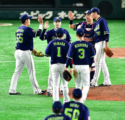 巨人対ヤクルト　勝利に沸くヤクルトナイン（撮影・小沢裕）