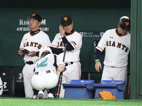 巨人対ヤクルト　9回表を終え、ベンチで厳しい表情を見せる原監督（中央）。左は吉村コーチ（撮影・狩俣裕三）