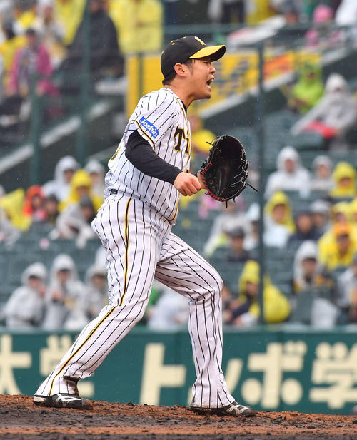 阪神対中日　5回表中日1死、加藤から三振を奪い雄たけびをあげる西（撮影・上田博志）