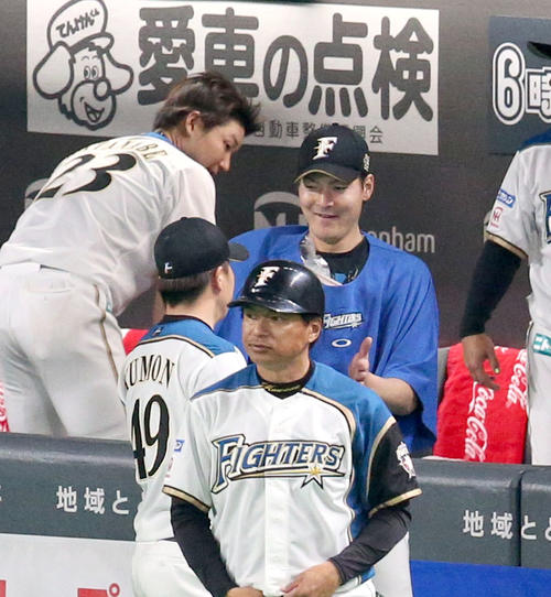 日本ハム対ロッテ　笑顔で日本ハム公文（左手前）を出迎える有原（撮影・佐藤翔太）　　