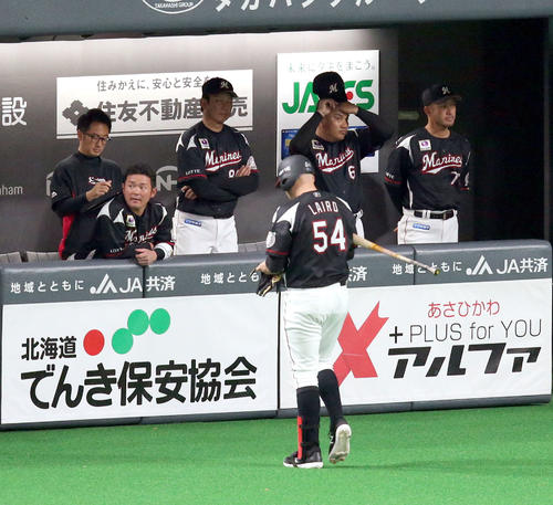 日本ハム対ロッテ　9回表ロッテ1死、三振しベンチに戻るレアードの奥で険しい表情の井口監督（撮影・佐藤翔太）　　