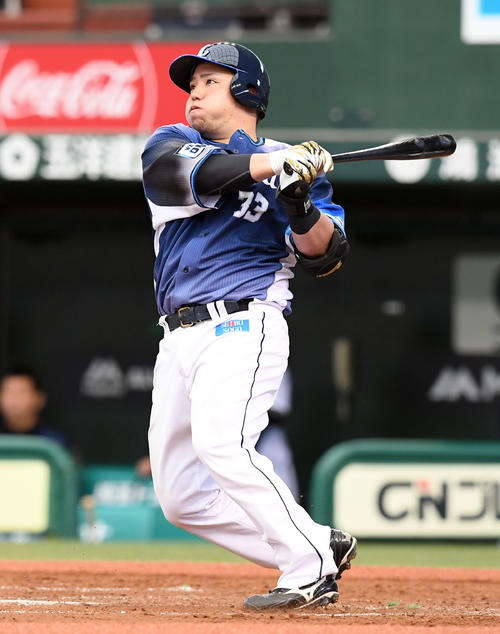西武対オリックス　5回裏西武無死一、二塁、6号3点本塁打を放つ山川（撮影・たえ見朱実）