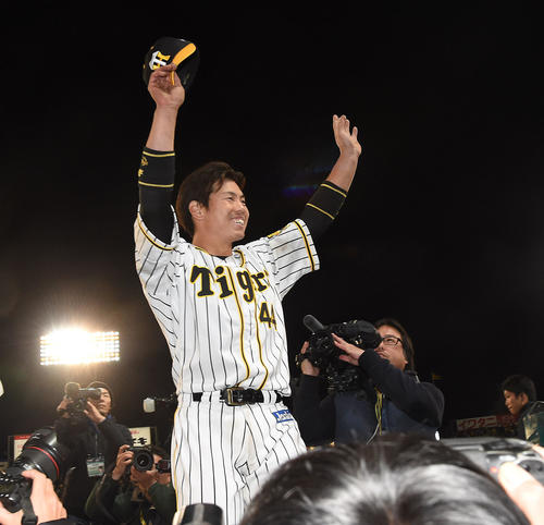 阪神対DeNA　サイクル安打を達成し笑顔でファンの声援に応える梅野（撮影・奥田泰也）