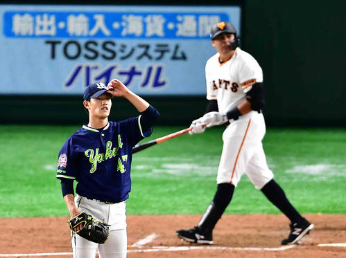 巨人対ヤクルト　3回裏巨人2死一塁、ヤクルト先発の高橋（左）はビヤヌエバに左越えの2点本塁打を許す（撮影・小沢裕）