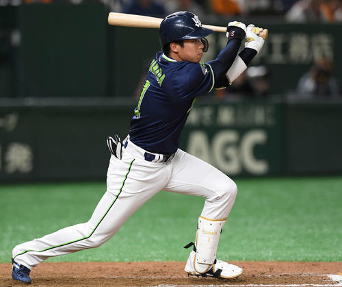巨人対ヤクルト　7回表ヤクルト2死二塁、中前適時打を放つ山田哲（撮影・鈴木みどり）