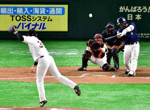 巨人対ヤクルト　7回表ヤクルト1死二塁、代打西田は巨人4番手で登板した桜井（左）から中適時二塁打を放つ（撮影・小沢裕）