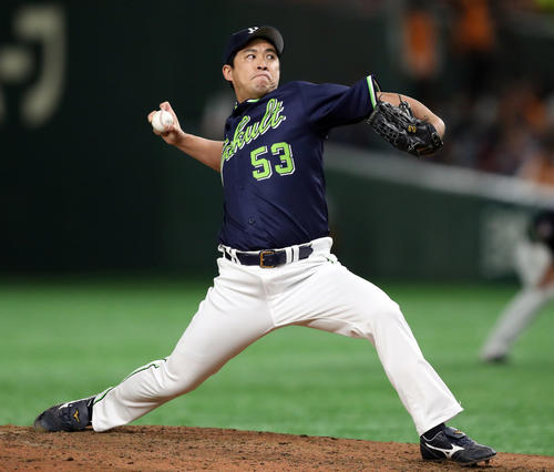 巨人対ヤクルト　4回裏から登板する五十嵐（撮影・狩俣裕三）