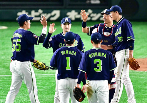巨人対ヤクルト　勝利に沸くヤクルトナイン（撮影・小沢裕）