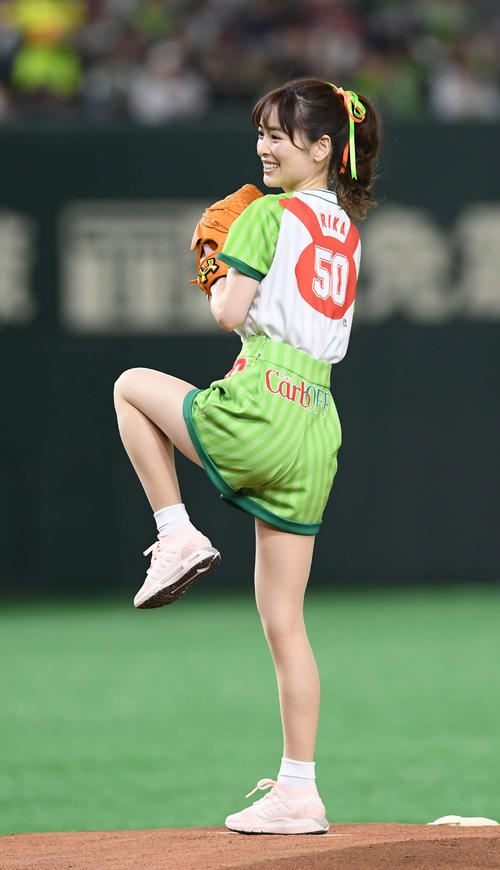 巨人対ヤクルト　始球式を行う泉里香（撮影・鈴木みどり）