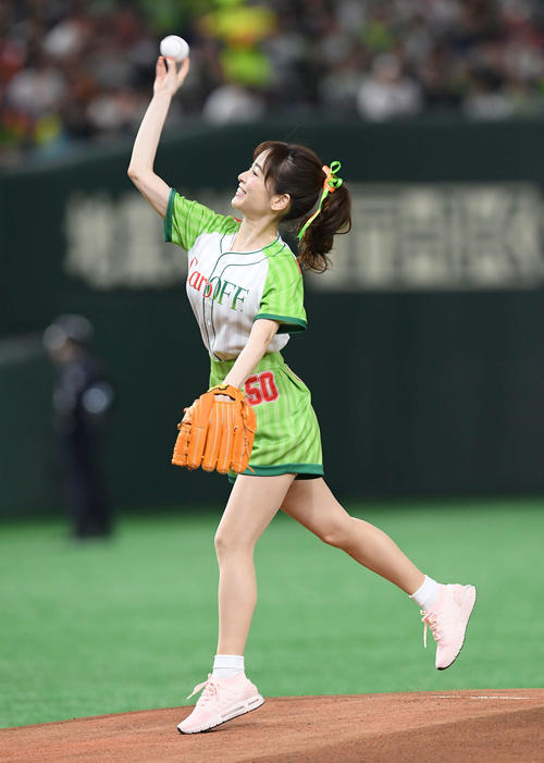 巨人対ヤクルト　始球式を行う泉里香（撮影・鈴木みどり）