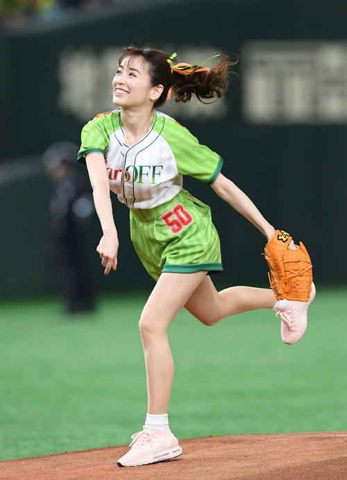 巨人対ヤクルト　始球式を行う泉里香（撮影・鈴木みどり）