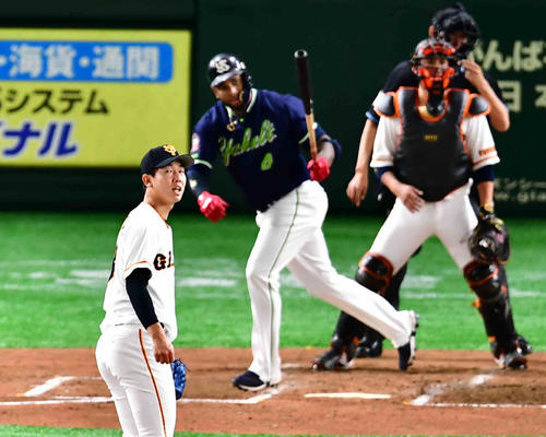 巨人対ヤクルト　3回表ヤクルト無死一、三塁、巨人先発の畠世周（左）はウラディミール・バレンティンに同点の左前適時打を許す（撮影・小沢裕）