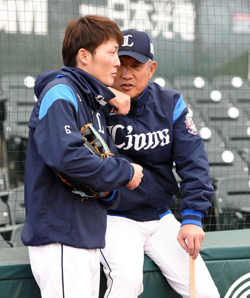 西武対オリックス　13日の試合で右手首に死球を受け「関節挫傷」と診断された西武源田（左）と話をする辻監督（撮影・たえ見朱実）