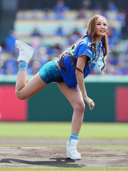 楽天対ソフトバンク　始球式を務めたCYBERJAPAN　DANCERSのKANAE（撮影・足立雅史）