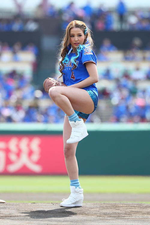 楽天対ソフトバンク　始球式を務めたCYBERJAPAN　DANCERSのKANAE（撮影・足立雅史）