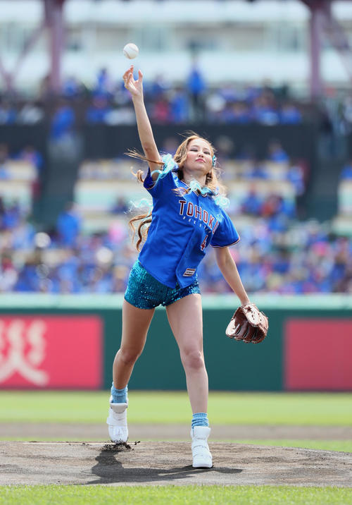 楽天対ソフトバンク　始球式を務めたCYBERJAPAN　DANCERSのKANAE（撮影・足立雅史）