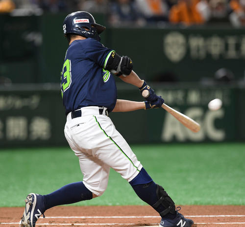 巨人対ヤクルト　1回表ヤクルト1死、先制の右越えソロ本塁打を放つ青木（撮影・鈴木みどり）