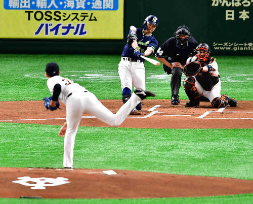 巨人対ヤクルト　1回表ヤクルト1死、青木は巨人先発の畠（左）から右越えに先制ソロ本塁打を放つ（撮影・小沢裕）