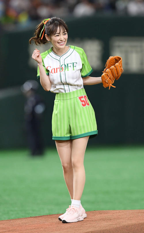 巨人対ヤクルト　始球式を行う泉里香（撮影・鈴木みどり）