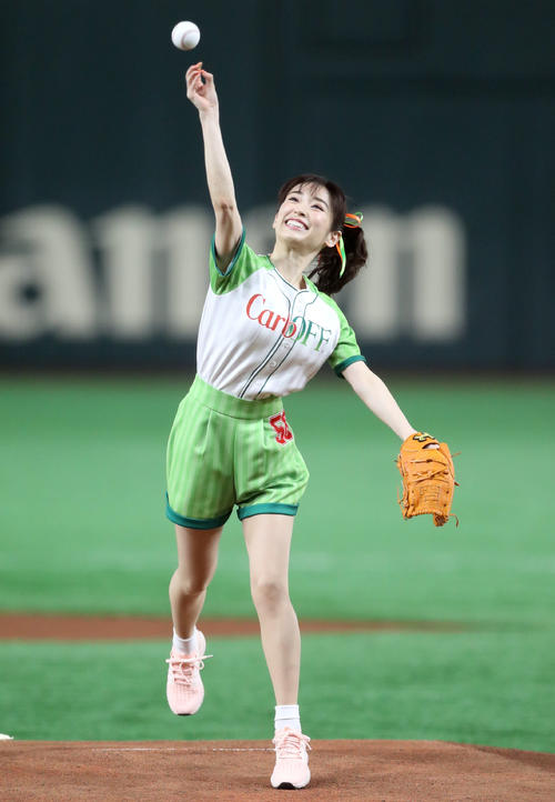巨人対ヤクルト　始球式を務める泉里香（撮影・狩俣裕三）