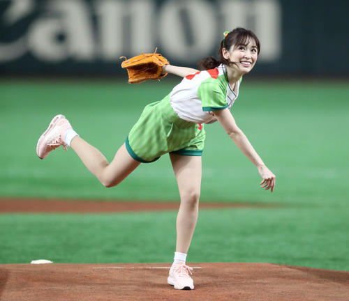 巨人対ヤクルト　始球式を務める泉里香（撮影・狩俣裕三）