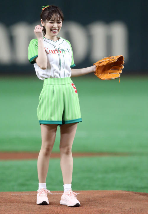 巨人対ヤクルト　始球式を務める泉里香（撮影・狩俣裕三）