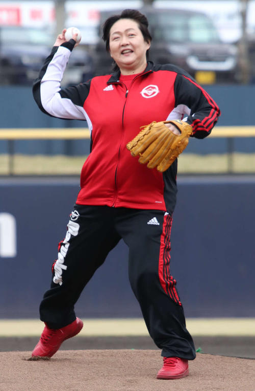 試合前に始球式を行った元女子プロレスラーの長与氏（撮影・山崎純一）